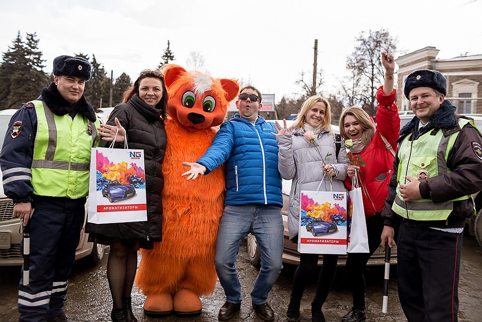 Челябинских автомобилисток поздравили с 8 Марта Фото: Валентина ВАГАНОВА