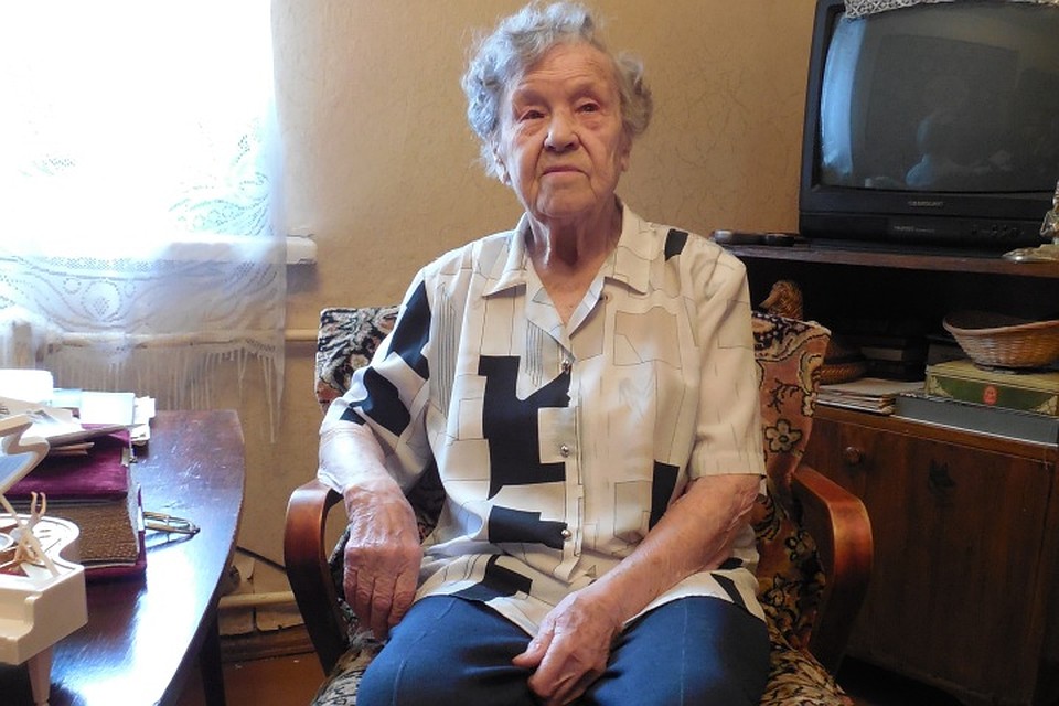 Мария Ивановна Петрова в свои сто лет носит брюки, стройна, обожает общаться и легко вспоминает прошлое. Фото: Надежда РЖЕВСКАЯ