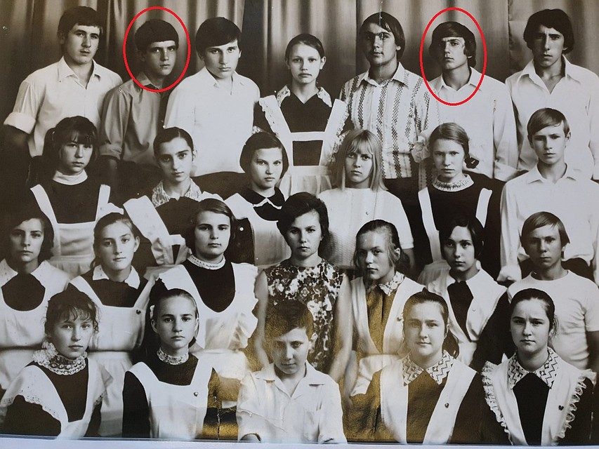 Школьники Сергей Тупиков слева и Василий Баев справа в 9 классе