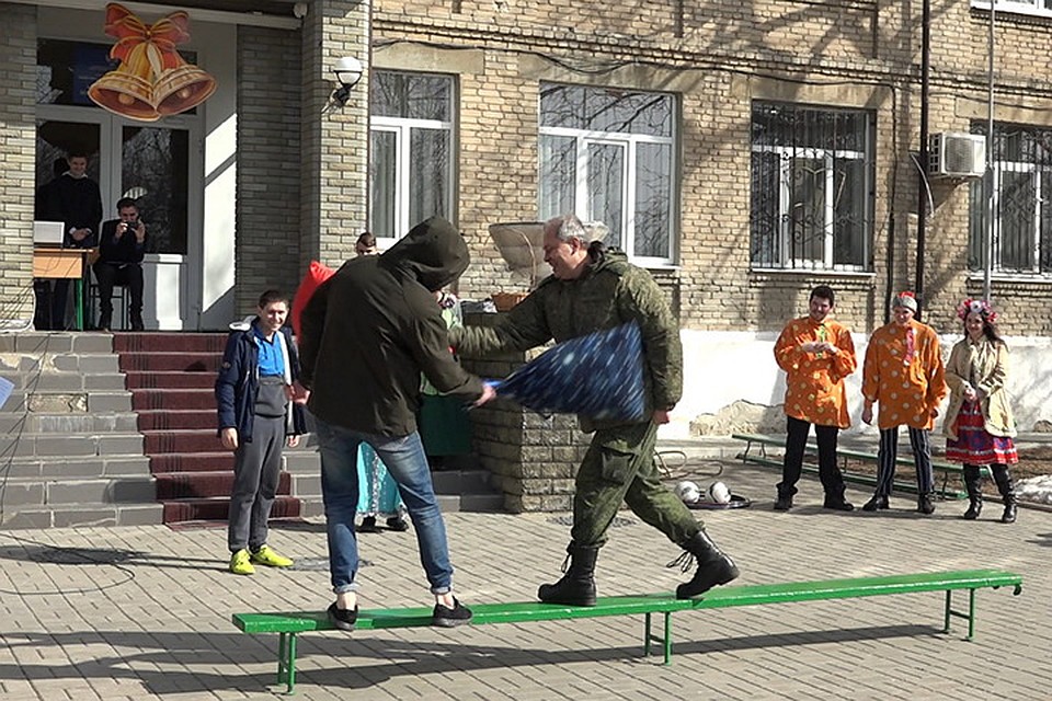 Эдуард Басурин поучаствовал в молодецких забавах Фото: Елена ШИНКАРЕНКО