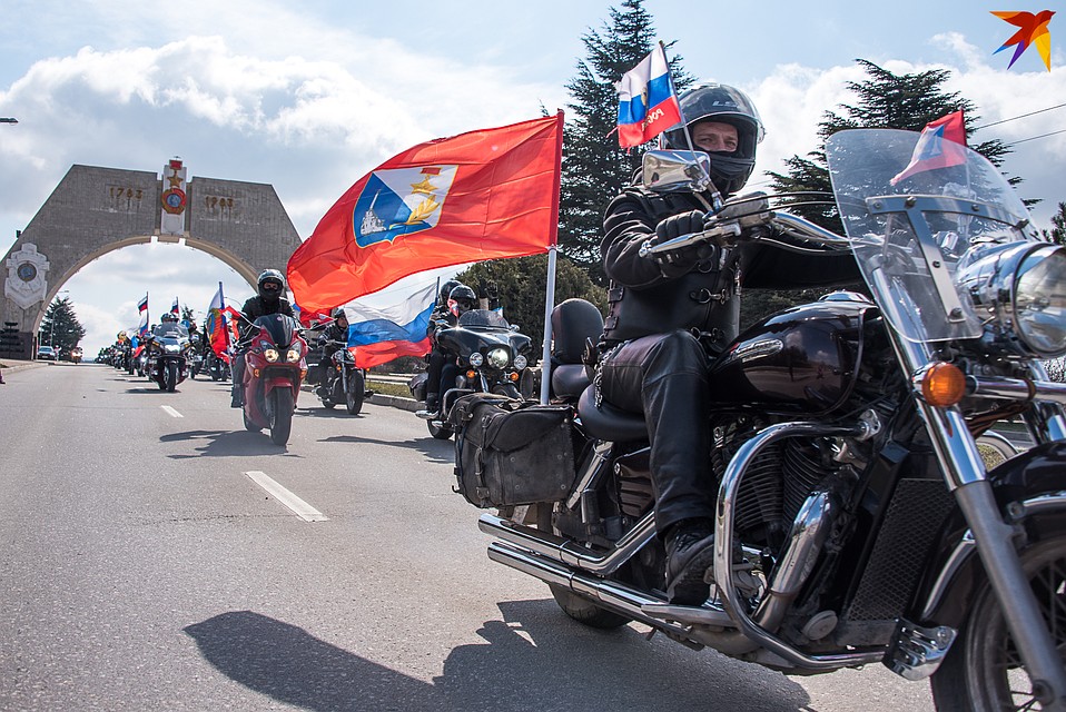 Эффектно мотоциклисты проехали через ворота города Фото: Анна САДОВНИКОВА