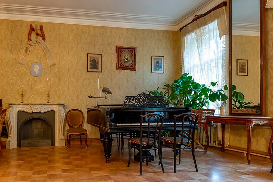 Главное украшение гостиной - рояль марки «Беккер». Фото: Олег ЗОЛОТО
