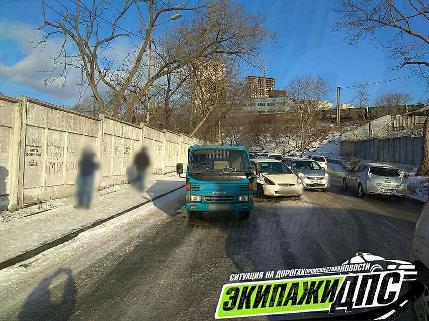 ДТП на Фадеева стало причиной серьезной пробки Фото: dps_vl