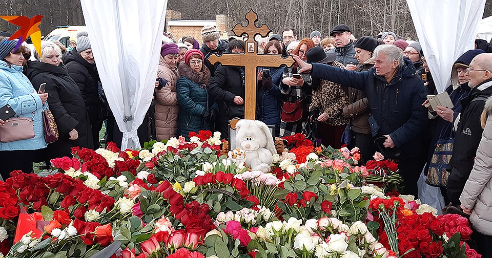 У могилы Юлии Началовой. Фото: Владимир ВЕЛЕНГУРИН