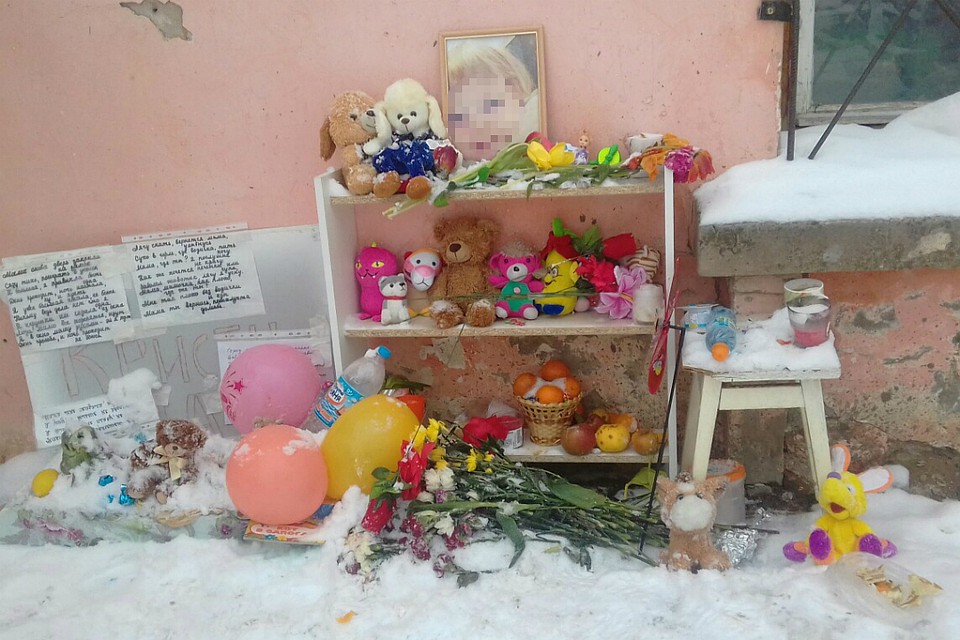 Этот стихийный мемориал недавно убрали от дома, где погибла трехлетняя девочка. Фото: vk.com