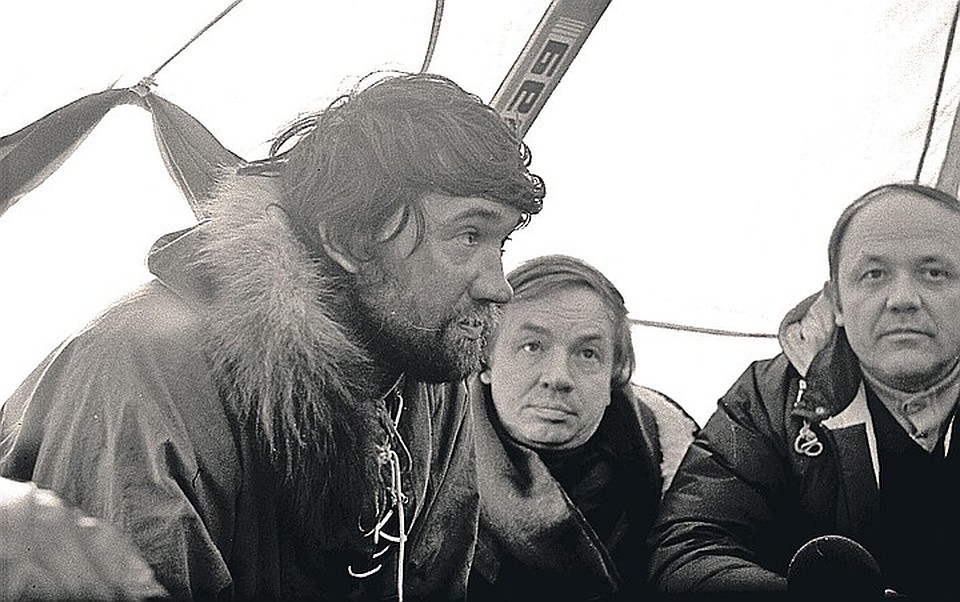 31 мая экспедиция финишировала на полюсе. К ребятам прилетели поэт А. Вознесенский (в центре) и ведущий «Клуба путешественников» Ю. Сенкевич (справа). На правах хозяина их принимает Дмитрий Шпаро. Фото: Архив клуба «Приключение» Дмитрия Шпаро