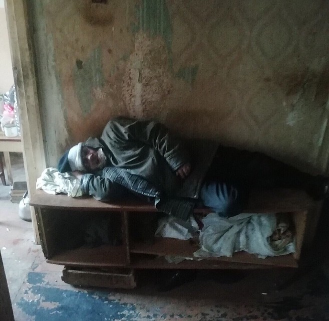В таких условиях живет старик. Фото: соцсети