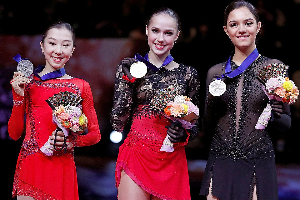 Пьедестал почета в женском фигурном катании на чемпионате мира. Элизабет Турсынбаева (Казахстан) - "серебро", Алина Загитова (Россия) - "золото", Евгения Медведева (Россия) - "бронза".