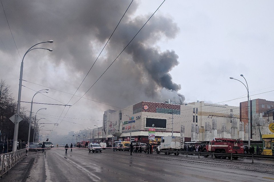 Пожар в ТЦ начался в воскресенье, 25 марта, в 16.00. Внутри находились сотни человек Фото: Полина ПРИЛУЦКАЯ