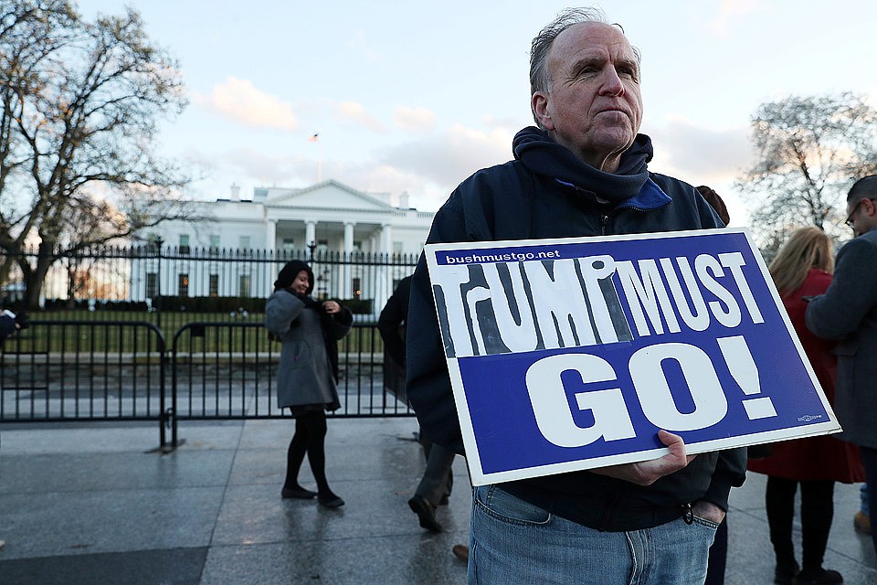 Пикет противника Трампа у Белого дома. Фото: REUTERS