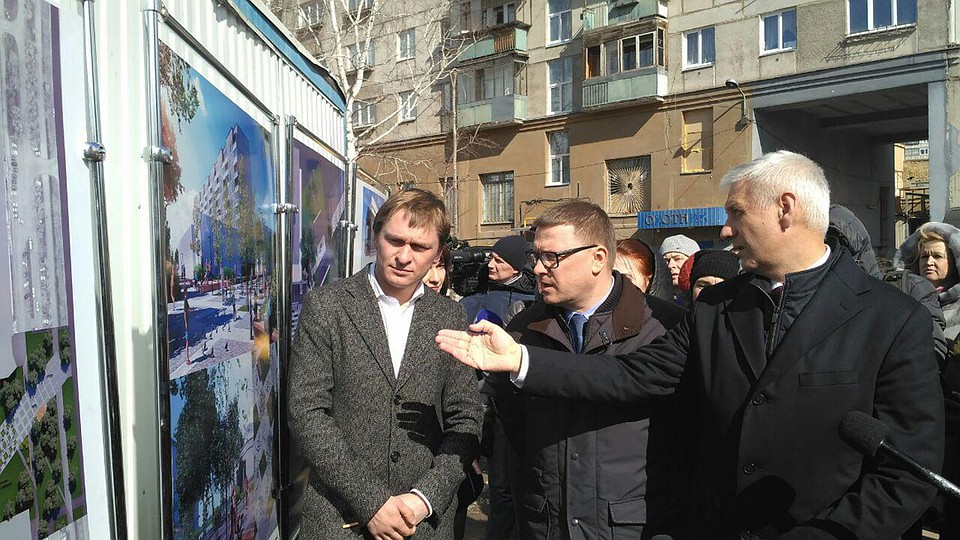 Перед встречей врио губернатора приехал к дому на пр. Карла Маркса. Ему показали проект прогулочной зоны на месте трагедии. Фото: Ульяна ШЕВЧЕНКО