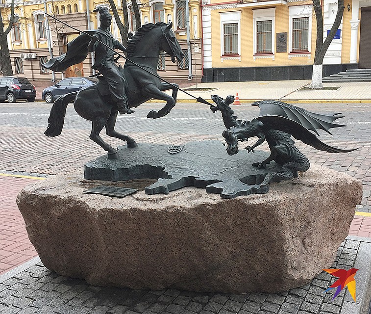 Сюрреалистичный памятник героям АТО. Казак против двуглавого дракона, позарившегося на Донбасс и "исконно украинский Крым". Фото Анастасия МАТВЕЕВА
