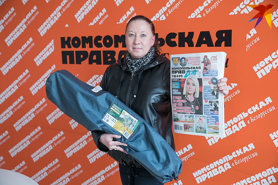 Подписка на «Комсомолку» принесла удачу Руденко Светлане Игоревне из Минска, которая увезла домой два складных стула для отдыха на природе. Фото: Павел МАРТИНЧИК
