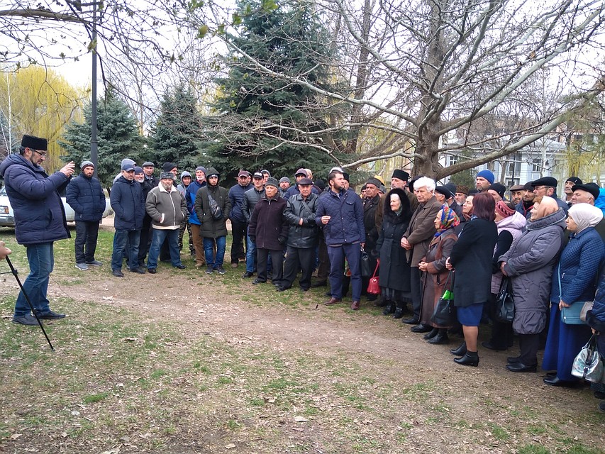 Возле здания суда стояли несколько десятков человек. Фото: Галина КОВАЛЕНКО