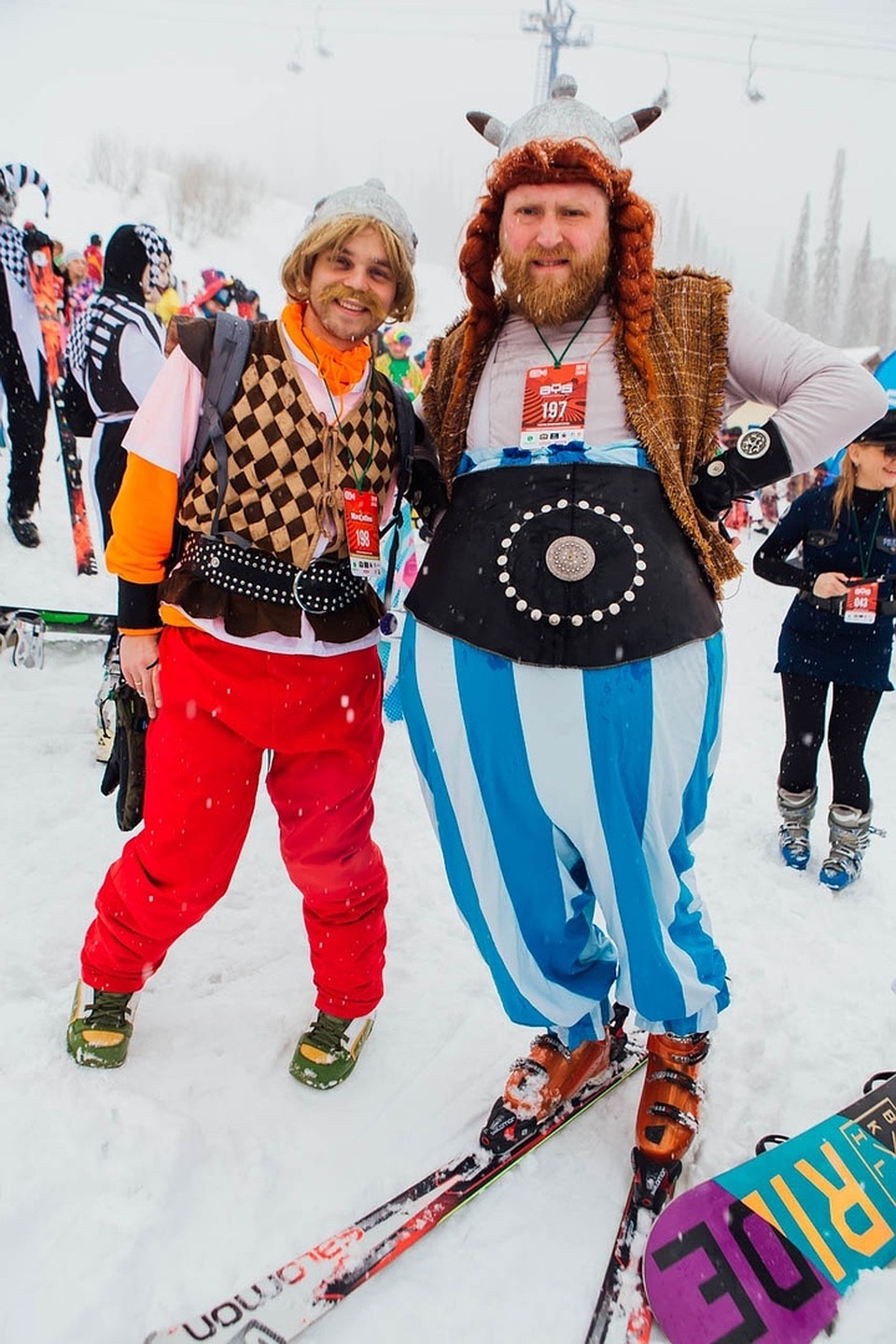 Участники карнавального спуска. ФОТО: vk.com, "Grelka Fest | Шерегеш"