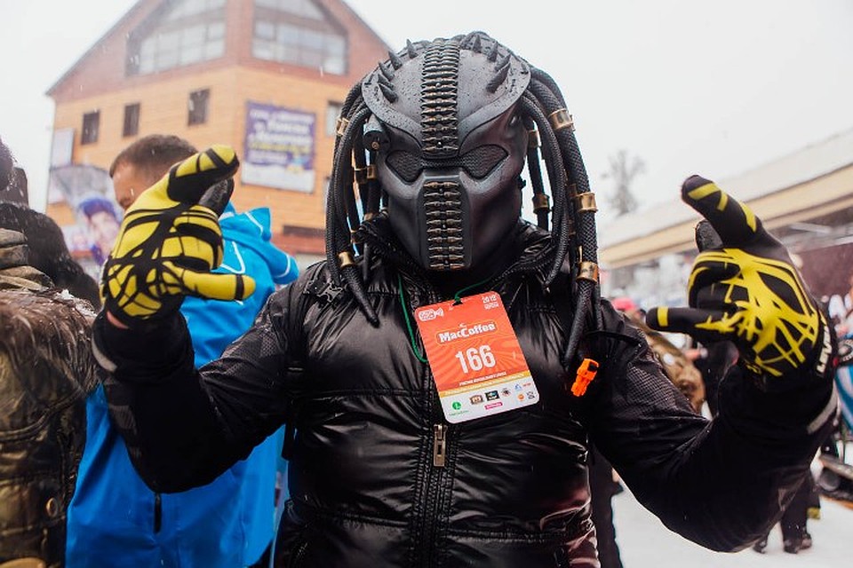 Участники карнавального спуска. ФОТО: vk.com, "Grelka Fest | Шерегеш"