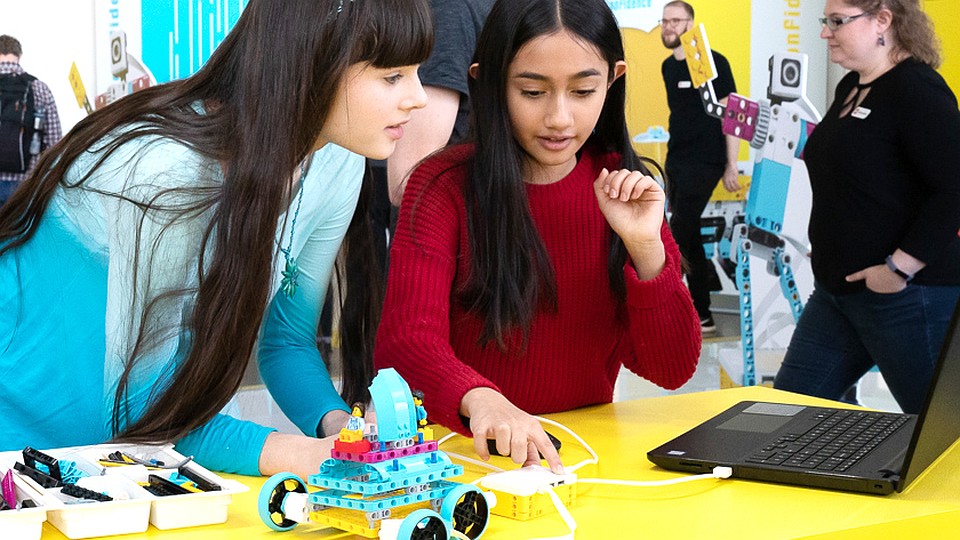 LEGO позволяет узнавать новое не из скучных учебников, а с помощью технического творчества. Фото: LEGO.