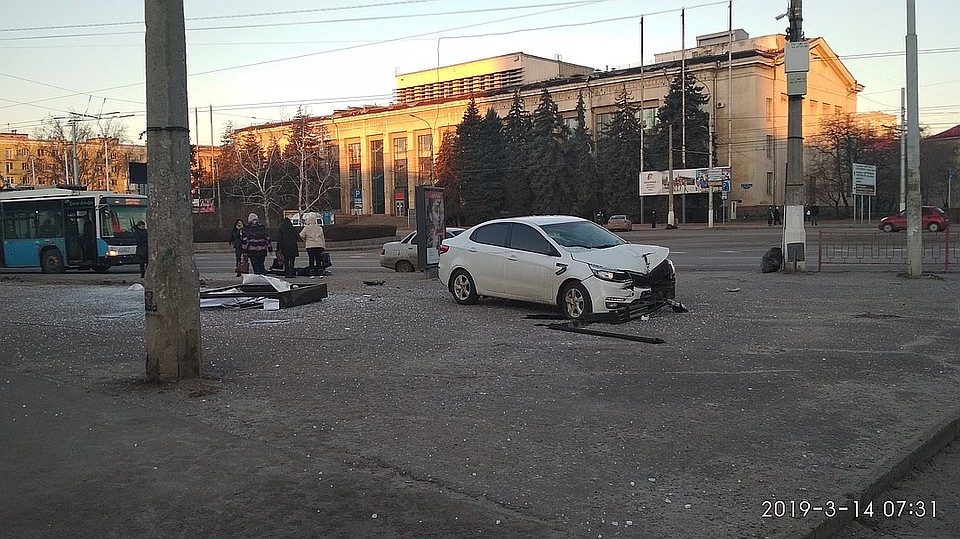 Девушка лежала в луже крови, ее сразу обступили очевидцы и вызвали скорую. Фото: Александр ЮРОВ
