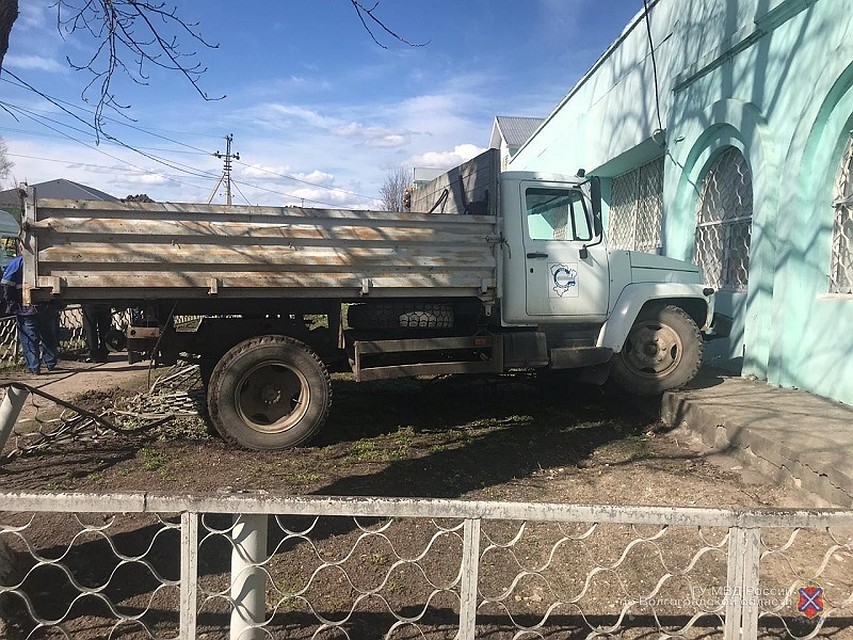 Самосвал вроде сильно и не пострадал, а вот водитель скончался до приезда медиков. Фото: ГУ МВД по Волгоградской области