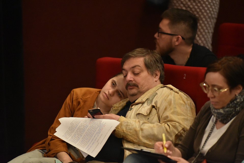 До и после диктанта Дмитрий сидел со своей подругой - Екатериной Кевхишвили. Фото: Екатерина ИВАНОВА