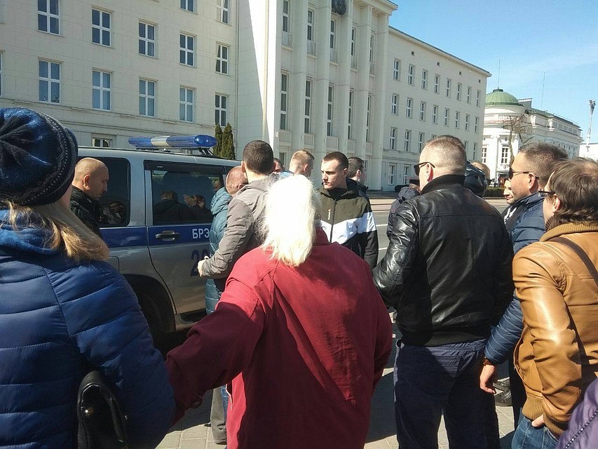 Брестчане пытались отбить у милиции активистов, которых задерживали. Фото: телеграм / @bnkbel