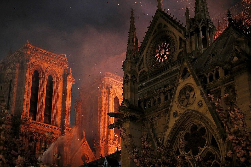 От Собора Парижской Богоматери остались только каменные стены. Фото: REUTERS