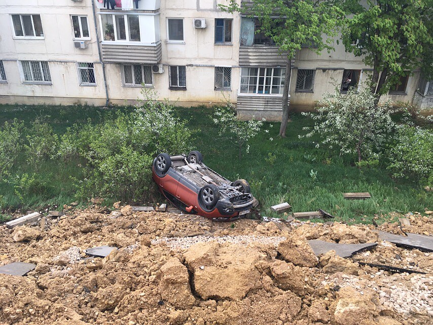 При обвале пострадало 4 авто. Фото: Степан Баранов