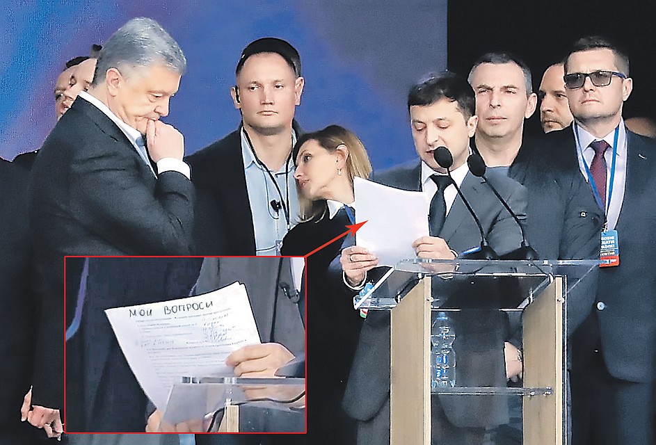 Зеленский зачитывал Порошенко вопросы (записанные на русском языке!), которые ему прислали избиратели. Порошенко они ставили в тупик. Фото: Vasily Fedosenko/REUTERS, youtube.com