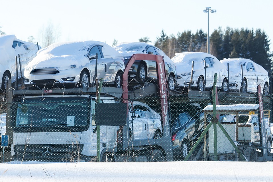 Всеволожск. Автомобили Ford на эвакуаторе на территории завода Ford Sollers. Фото Александр Демьянчук/ТАСС