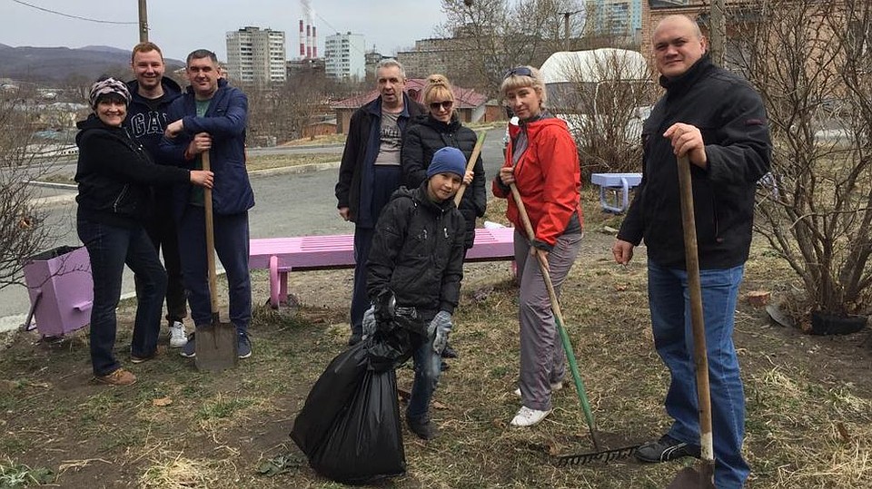 Уборка территории удалась общими усилиями. Фото: Александр Сафронов (Администрация Приморского края)
