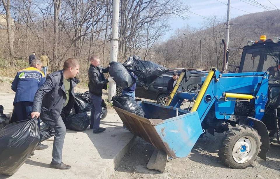 Мусор с городских улиц вывозят на полигон с помощью тяжелой техники. Фото:администрация Владивостока
