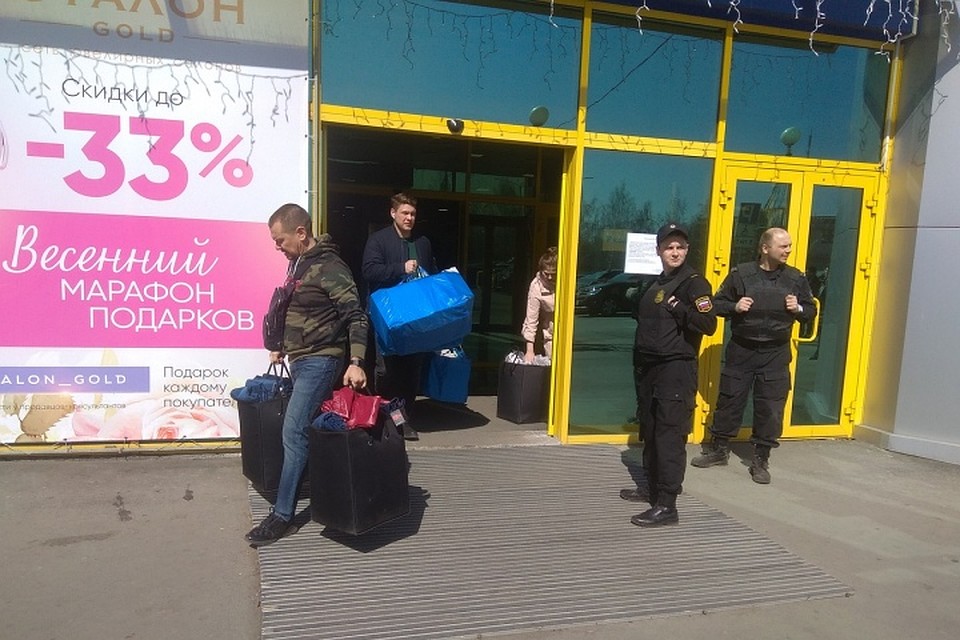 Предпиниматели выносят товар из "Лапландии" Фото: Екатерина БОРМОТОВА