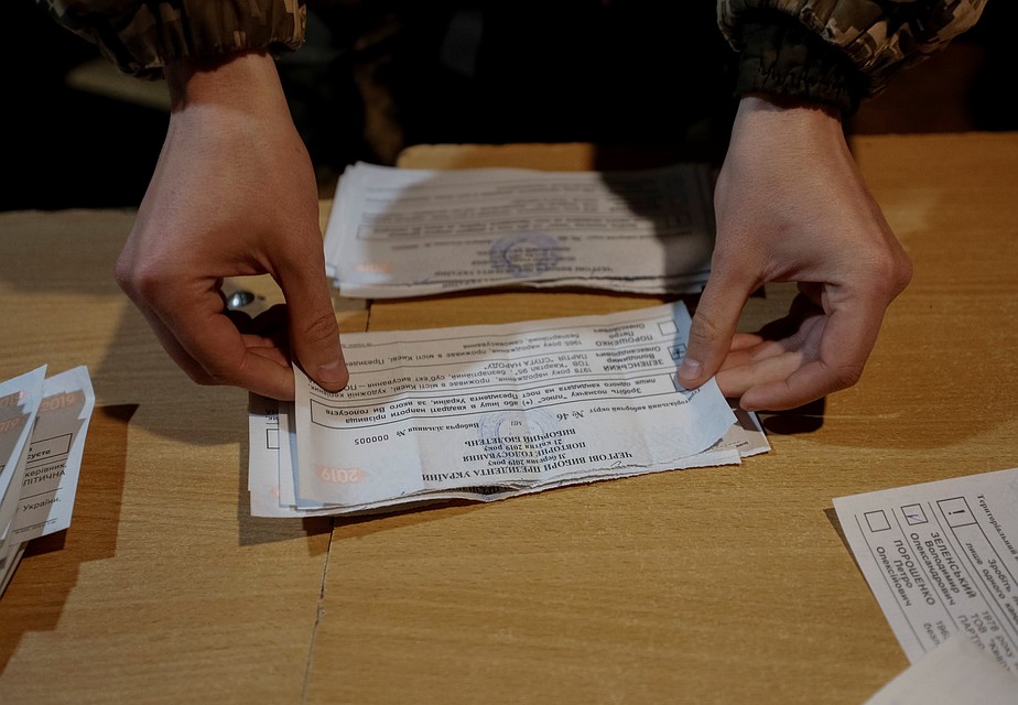 Бюллетени украинских военных во время подсчета голосов. Фото: REUTERS