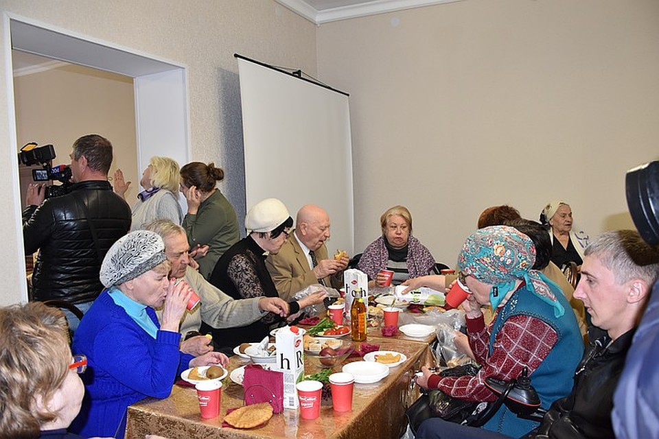 Пенсионеры празднуют открытие бесплатного кафе в Черкесске. Фото: Шахриза Богатырёва / предоставлено организаторами