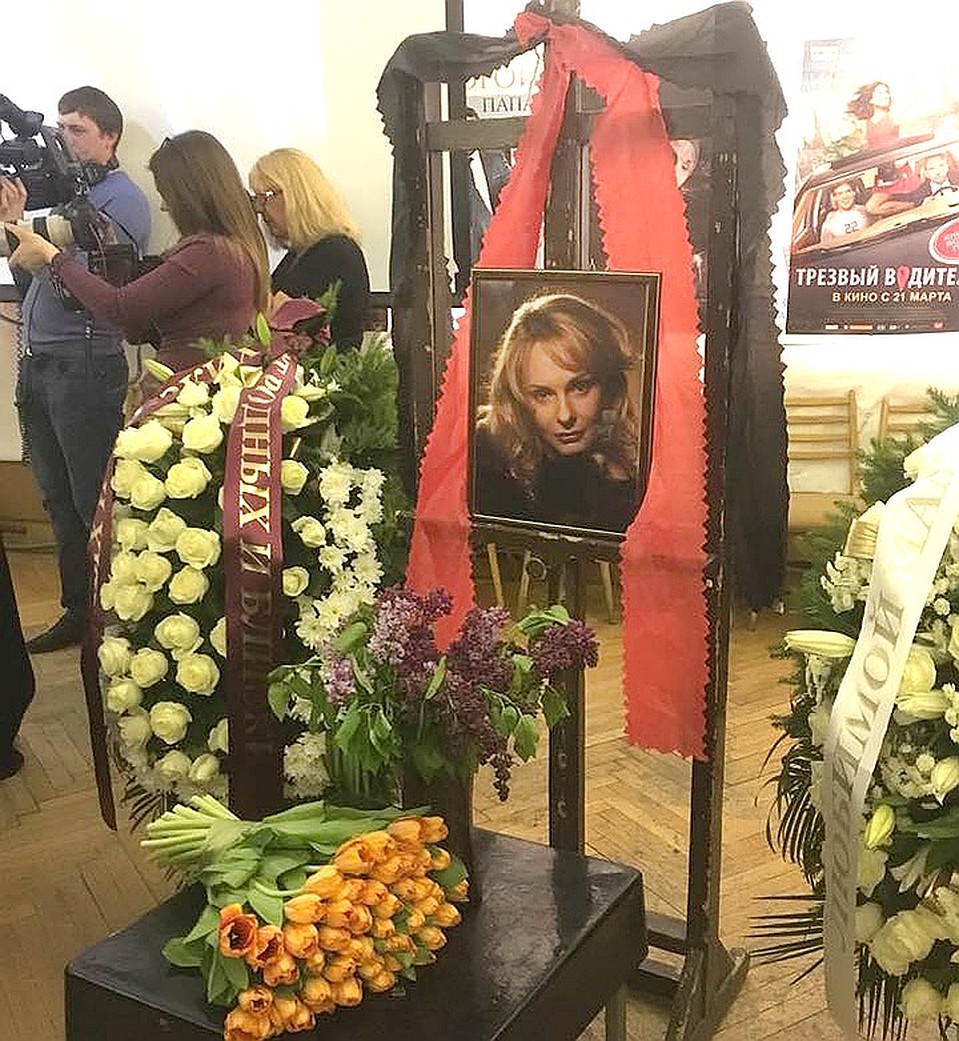 Портрет актрисы и памятные венки во время церемонии прощания. Фото: Юлия МАЗУР
