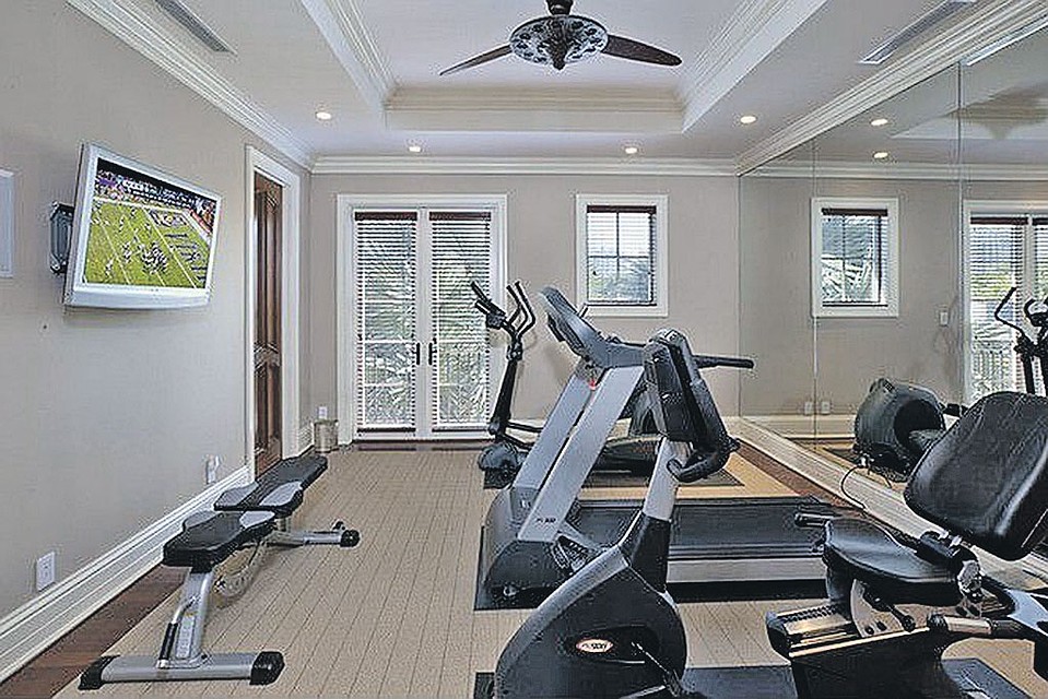 Утро Филиппа начинается в тренажерном зале. Фото: zillow.com