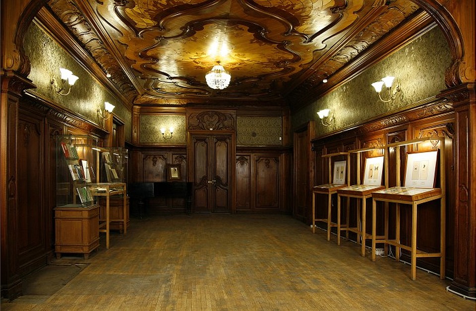 В квартире уцелели потолки и другой набоковский декор. Фото: http://nabokov.museums.spbu.ru