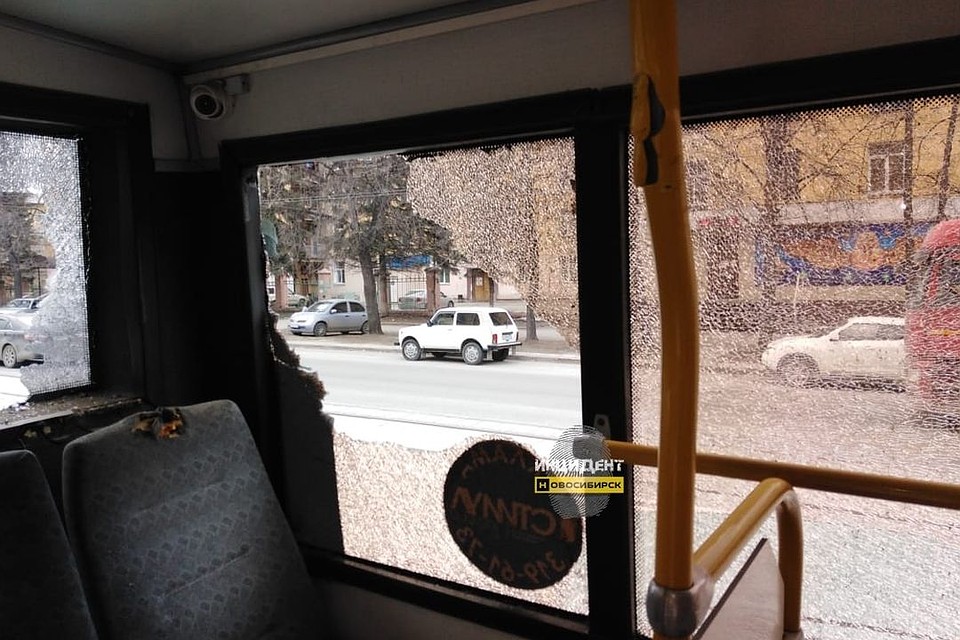 В аварии пострадала пассажирка автобуса. Фото: "Инцидент.Новосибирск".