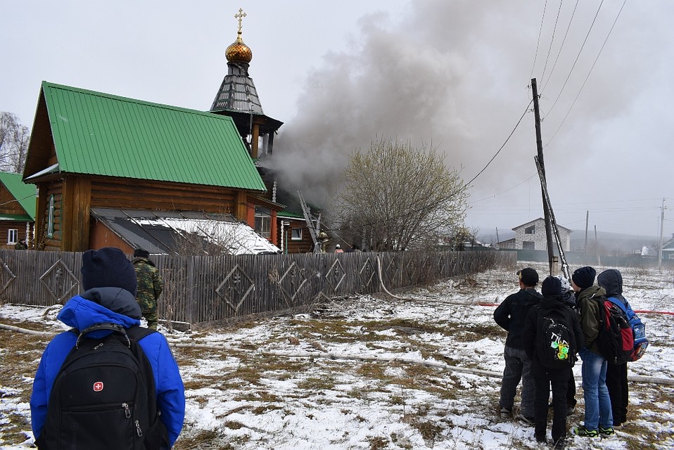 Пожарные пожаловались, что во время ЧП вокруг вертелись любопытные дети. Фото: «Саткинский рабочий»