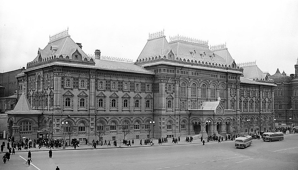 Общий вид здания Центрального музея В.И. Ленина (бывшего здания Московской городской Думы). 2 ноября 1954 г. Фото В. Кунова. Фотография предоставлена Главным архивным управлением Москвы