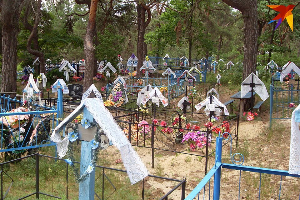 К Радунице было принято менять ручники или платки на могилах – словно по весне подновляли домики для ушедших. Этот снимок из Наровлянского района. Фото: Татьяна КУХАРОНАК