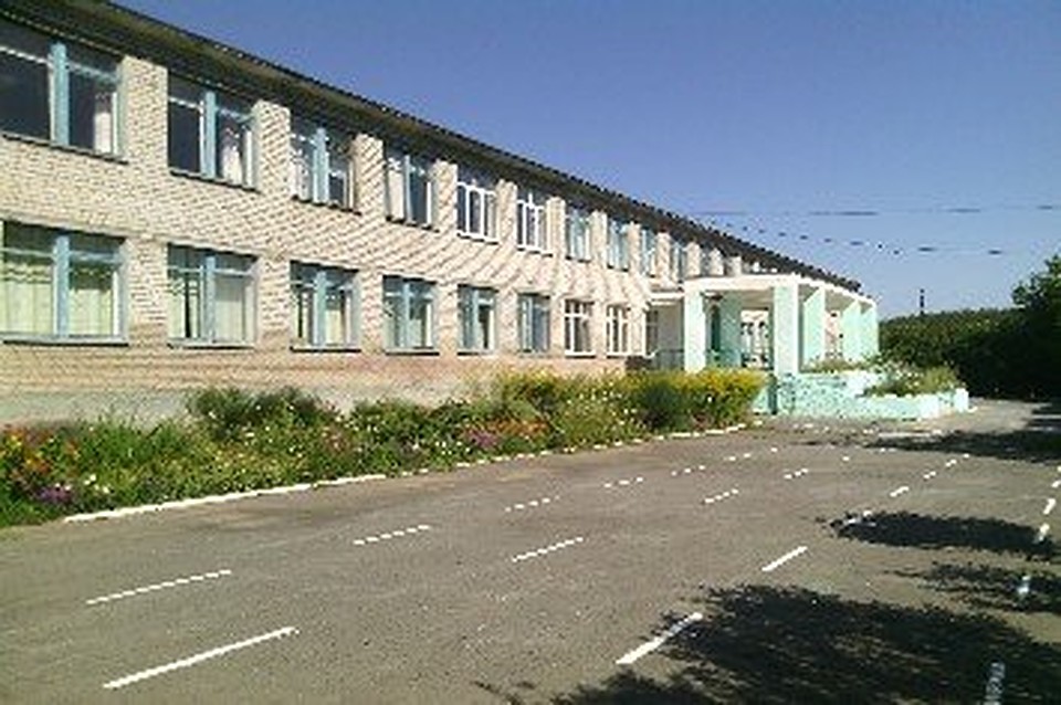 Инцидент произошел на крыльце школы. Фото: официальный сайт образовательного учреждения