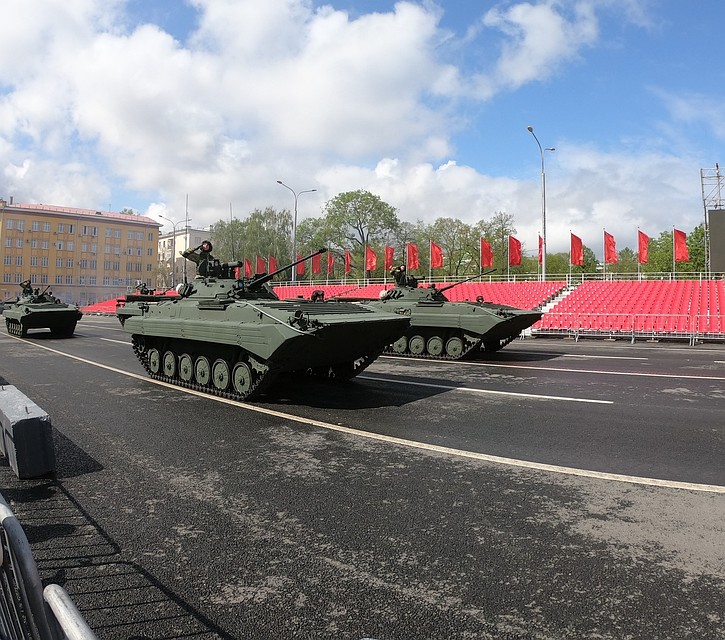 По площади Куйбышева с грохотом проехали танки Фото: Кирилл КАРИМОВ