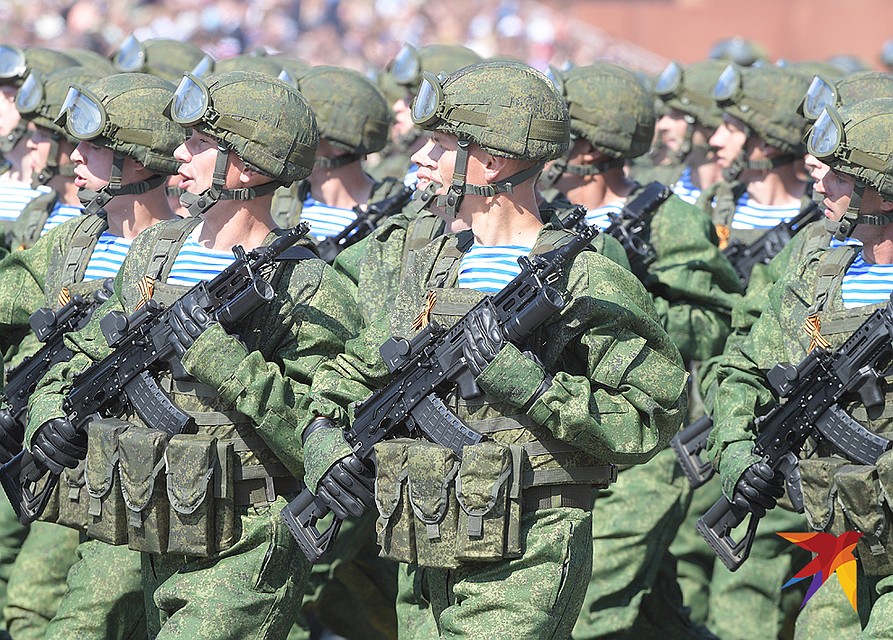 Военнослужащие-десантники маршируют по Красной площади. Фото: Михаил ФРОЛОВ