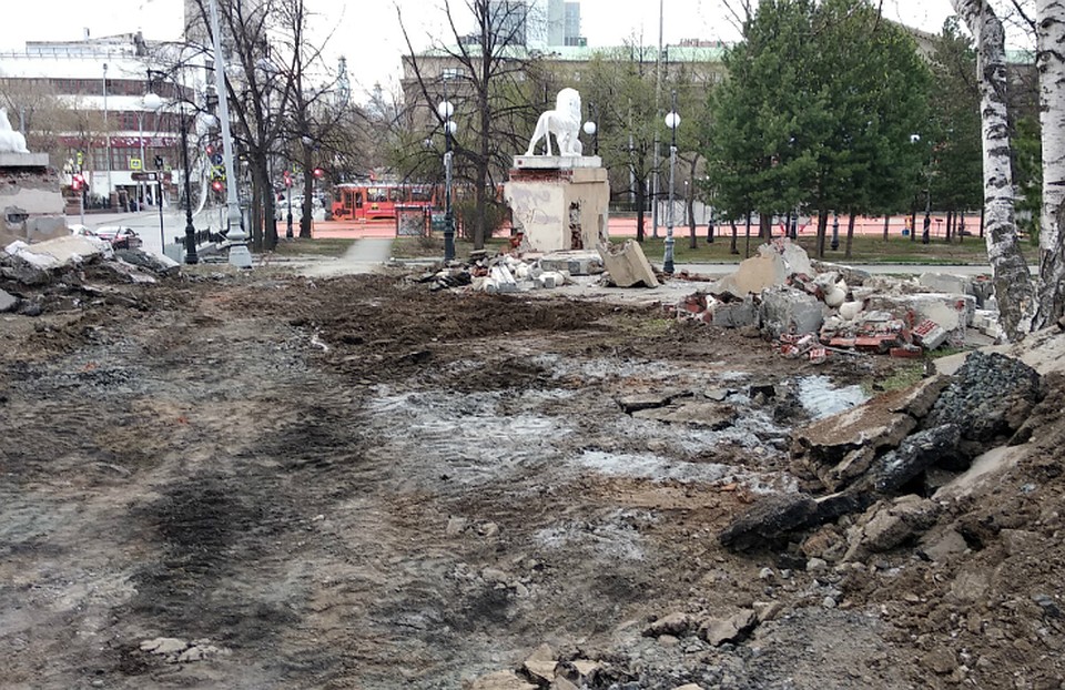 Жителей давно возмущает то, как реконструируют сквер Фото: взято с личной страницы Александра Черноскутова в соцсети «ВКонтакте»