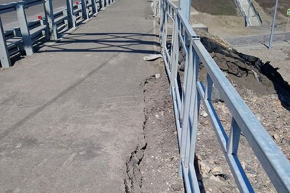 Ограждение держится на честном слове. Фото Егора Фролова