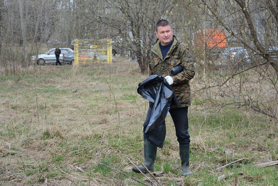 На уборку вышел начальник управления ЖКХ городской администрации Сергей Воронин Фото: Алиса КОЗЛОВА