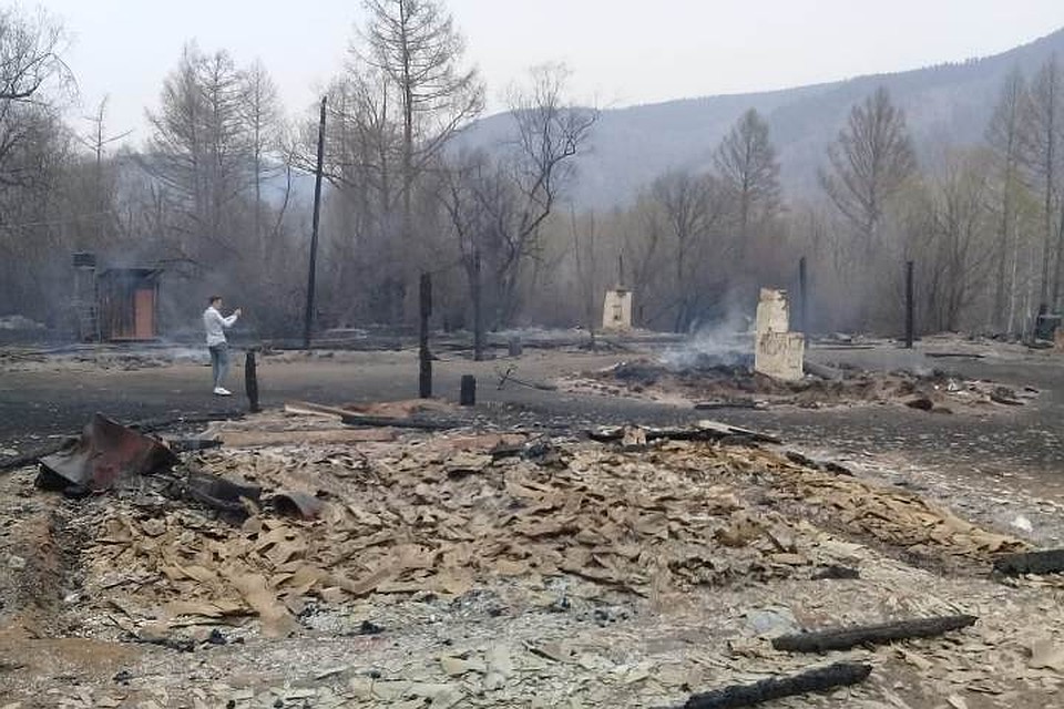 Огонь уничтожил несколько юрт одной из местных турбаз. Фото: Юлия ПЫХАЛОВА