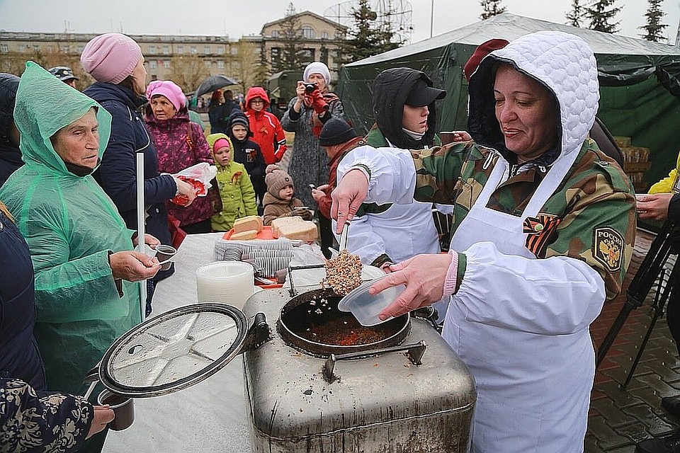 Красноярцев угостя солдатской кашей