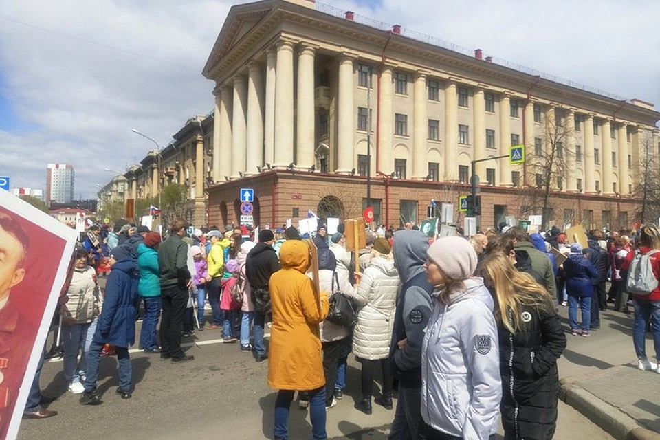 После торжественного шествия зрители перешли на соседнюю улицу, чтобы влиться в Бессмертный полк. Фото: Диана Иванова